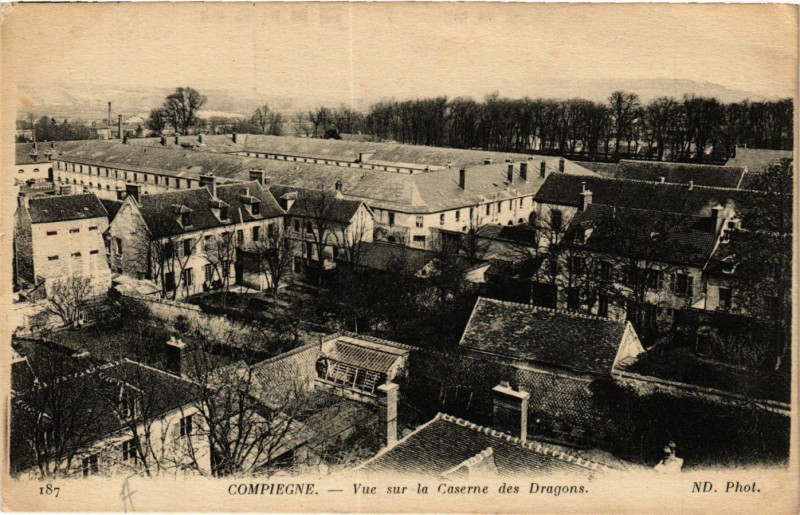 Carte postale ancienne Compiegne-Vue sur la Caserne des Dragons à Compiègne