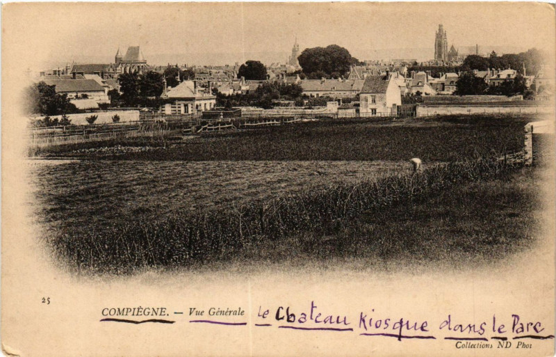 Carte postale ancienne Compiegne-Vue générale le Chateau Kiosque dans le Parc à Compiègne