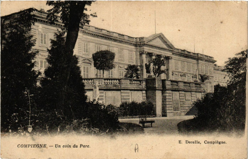Carte postale ancienne Compiegne-Un coin du Parc à Compiègne