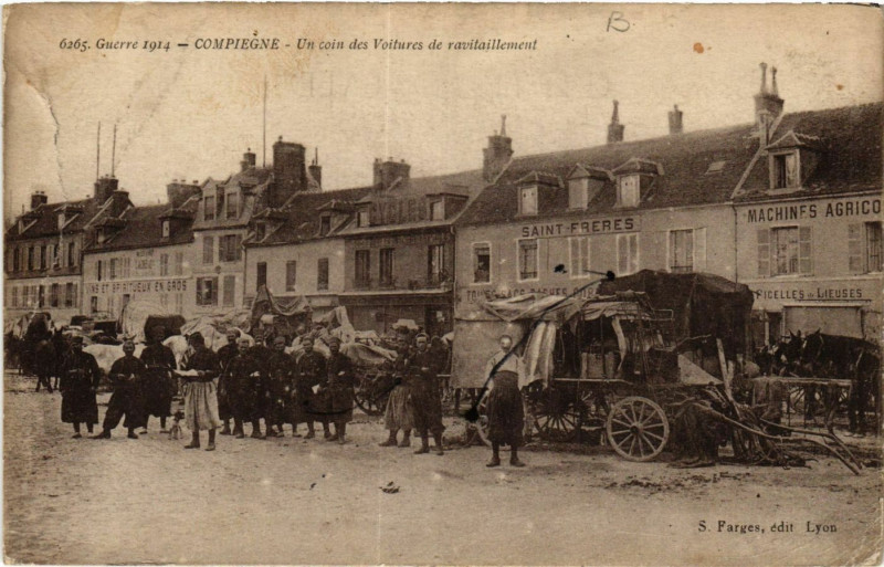 Carte postale ancienne Compiegne-Un coin des Voitures de ravitaillement à Compiègne