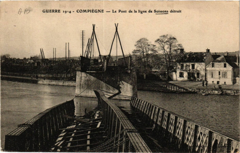Carte postale ancienne Compiegne-Le Pont de la ligne de Soissons detruit à Compiègne