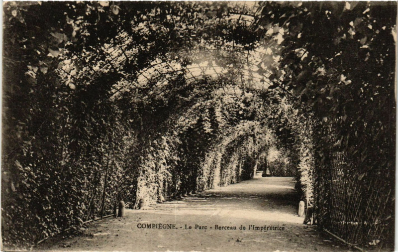 Carte postale ancienne Compiegne-Le Parc Berceau de l'Imperatrice à Compiègne