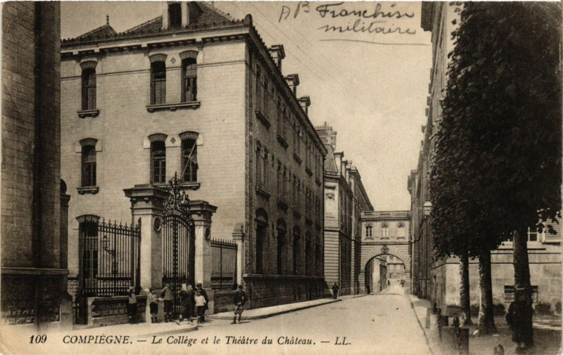 Carte postale ancienne Compiegne-Le College et le Theatre du Chateau à Compiègne