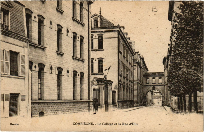Carte postale ancienne Compiegne-Le College et la Rue d'Ulm à Compiègne