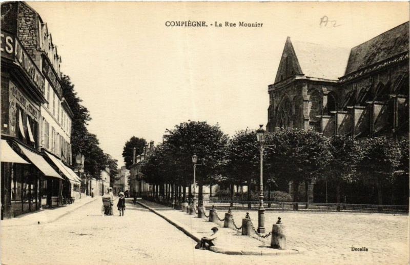 Carte postale ancienne Compiegne-La Rue Mounier à Compiègne