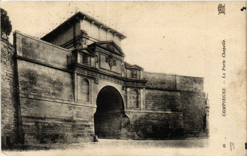 Carte postale ancienne Compiegne-La Porte Chapelle à Compiègne
