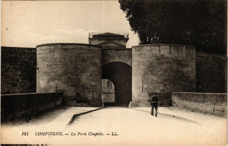 Carte postale ancienne Compiegne-La Porte Chapelle à Compiègne