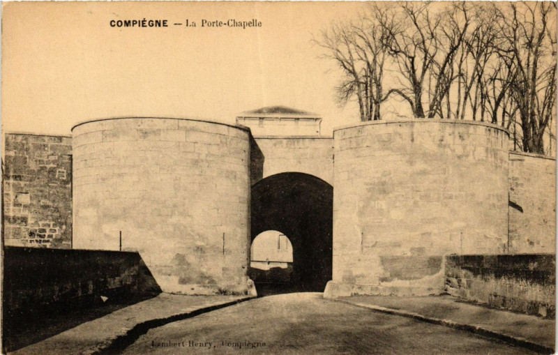 Carte postale ancienne Compiegne-La Porte Chapelle à Compiègne