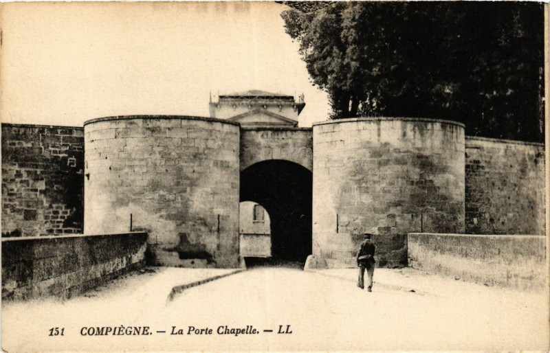 Carte postale ancienne Compiegne-La Porte Chapelle à Compiègne