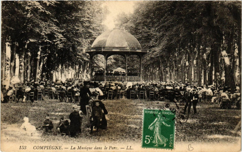 Carte postale ancienne Compiegne-La Musique dans le Parc à Compiègne