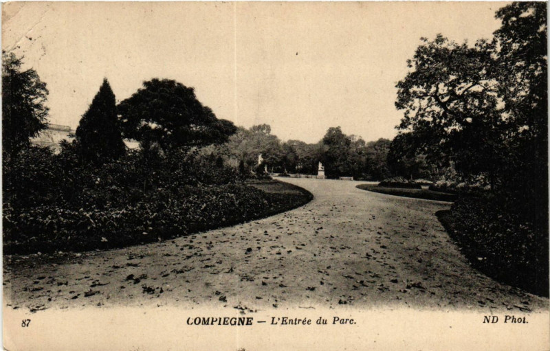 Carte postale ancienne Compiegne-L'Entrée du Parc à Compiègne