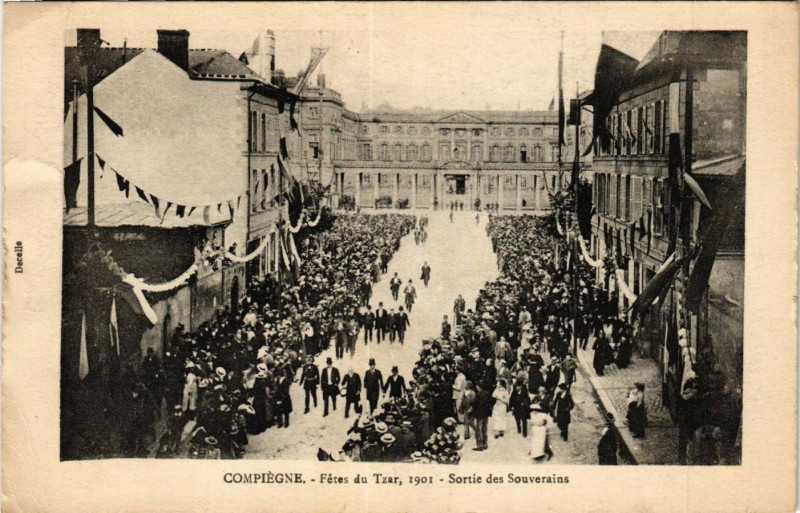 Carte postale ancienne Compiegne-Fetes du Tzar Sortie des Souverains à Compiègne