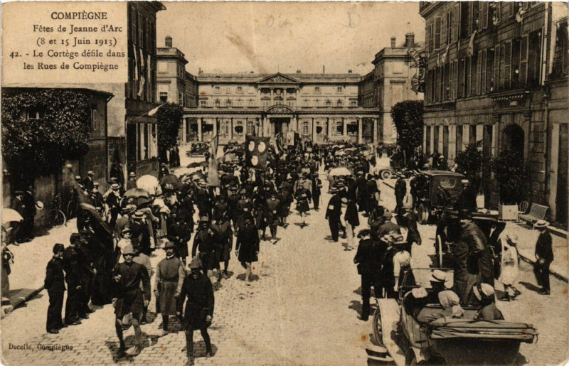 Carte postale ancienne Compiegne-Fetes de Jeanne d'Arc Le Cortege defile dans les Rues à Compiègne