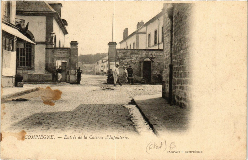 Carte postale ancienne Compiegne-Entrée de la Caserne d'Infanterie à Compiègne