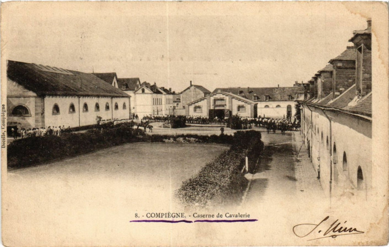 Carte postale ancienne Compiegne-Caserne de Cavalerie à Compiègne