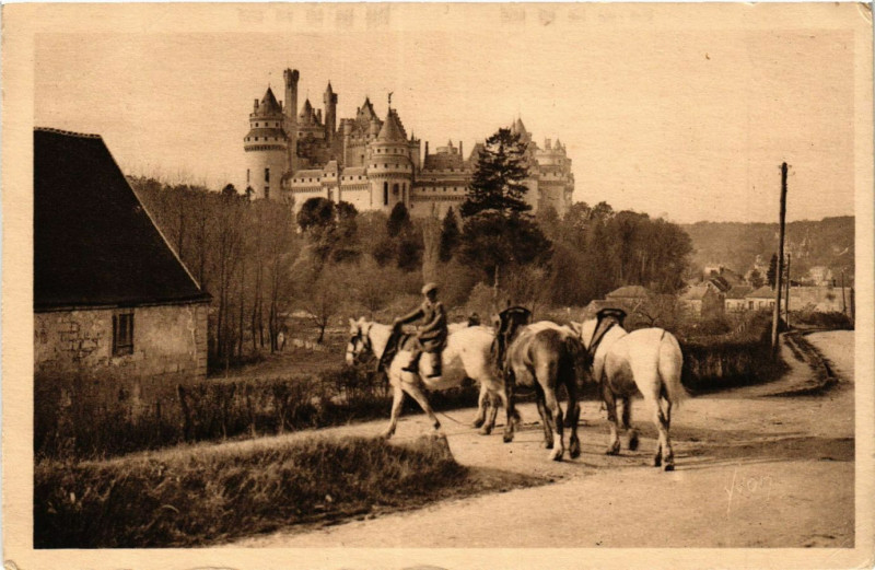 Carte postale ancienne Chateau de Pierrefonds-cote est à Pierrefonds