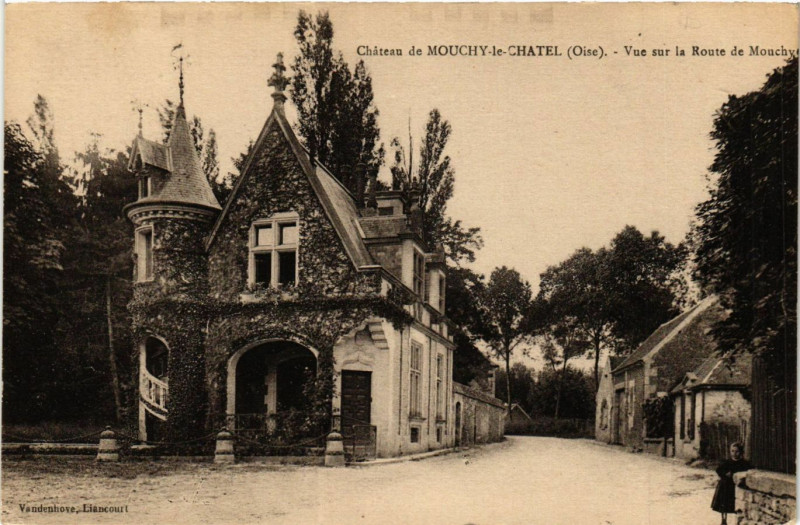 Carte postale ancienne Chateau de Mouchy-le-Chatel Vue sur la Route de Mouchy à Mouchy-le-Châtel