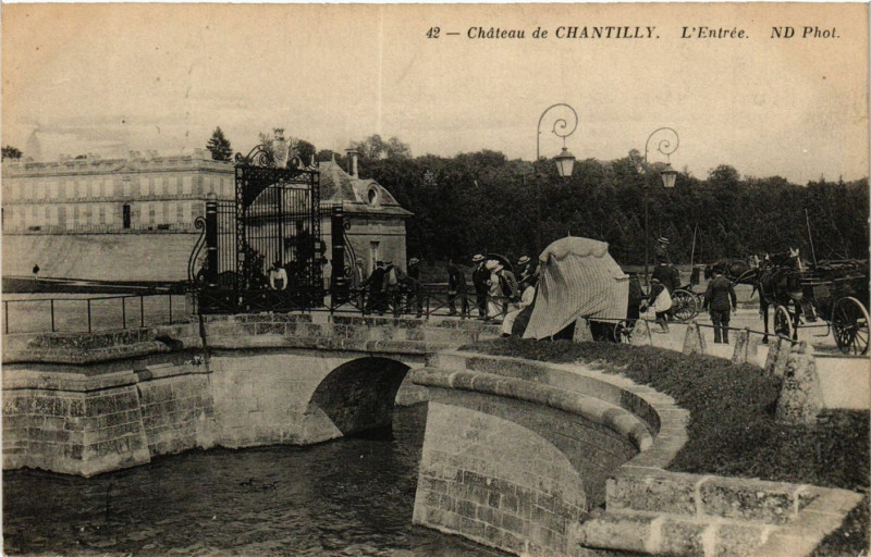Carte postale ancienne Chateau de Chantilly-L'Entrée à Antilly