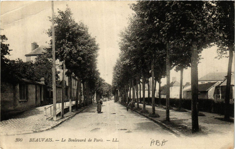 Carte postale ancienne Beauvais-Le Boulevard de Paris à Beauvais