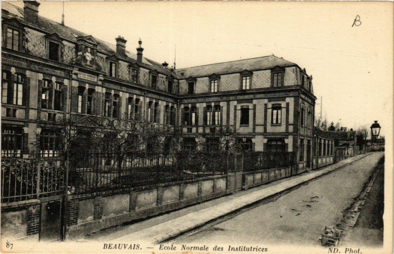 Carte postale ancienne Beauvais-Ecole Normale des Institutrices à Beauvais