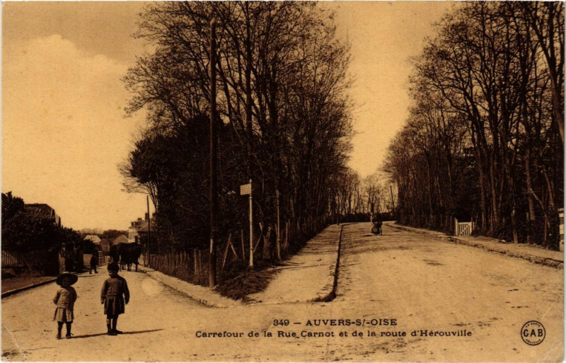 Carte postale ancienne Auvers s Oise-Carrefour de la Rue Carnot et de la route