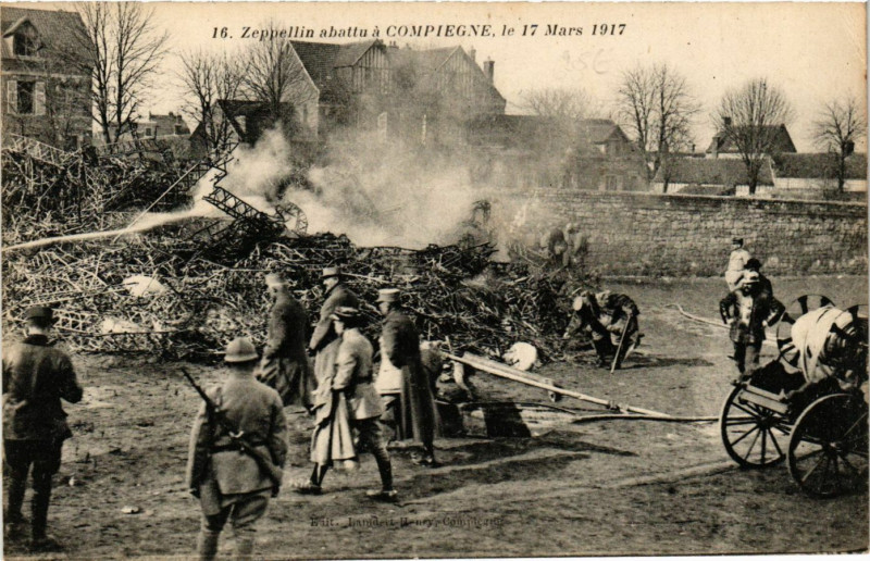 Carte postale ancienne Zeppelin abattu a Compiegne le 17 Mars 1917 à Compiègne