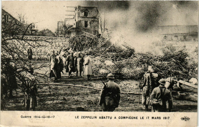 Carte postale ancienne Guerre 1914-15-16-17 Zeppelin Abattu a Compiegne 17 Mars 1917 à Compiègne