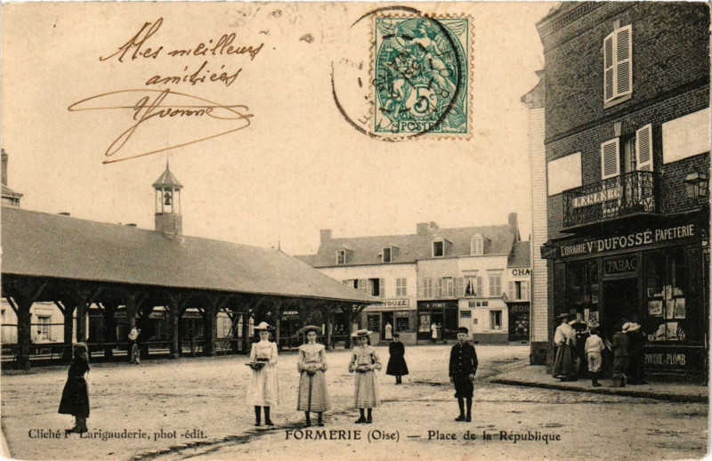 Carte postale ancienne Formerie - Place de la Republique à Formerie