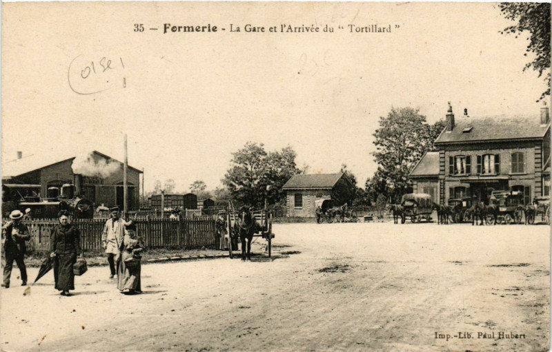 Carte postale ancienne Formerie - La Gare et l'Arrivée du Tortillard à Formerie