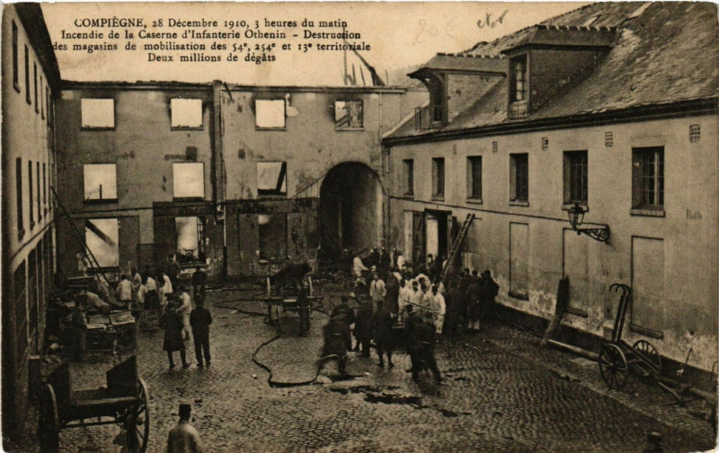 Carte postale ancienne Compiegne 28 Decembre 1910 3 heures du matin Incendie de la Caser à Compiègne