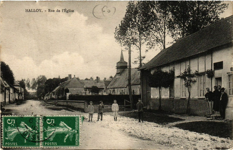 Carte postale ancienne Halloy - Rue de l'Eglise à Halloy