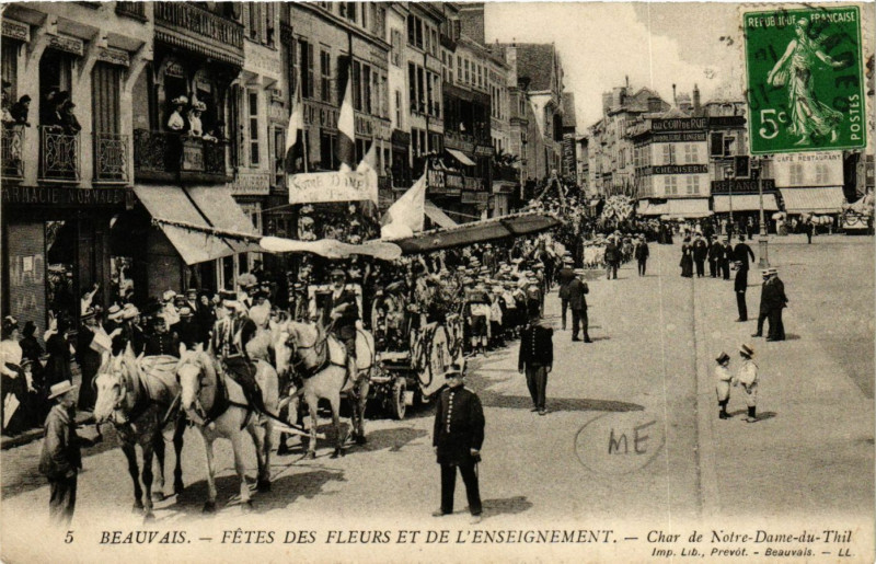 Carte postale ancienne Beauvais Fetes des Fleurs et de l'Enseignement Char de Notre-Da à Beauvais