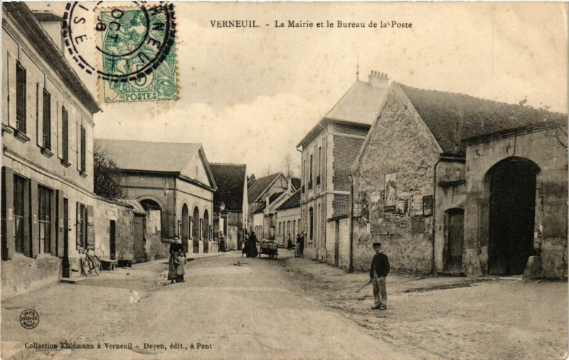 Carte postale ancienne Verneuil - La Mairie et le Bureau de la Poste