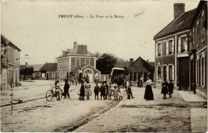 Carte postale ancienne Tricot - La Poste et la Mairie à Tricot