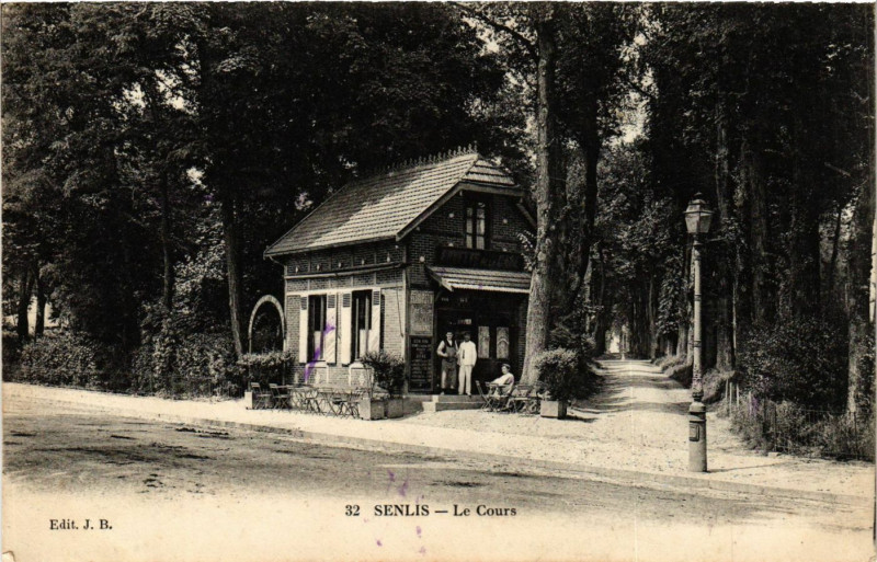 Carte postale ancienne Senlis - Le Cours à Senlis