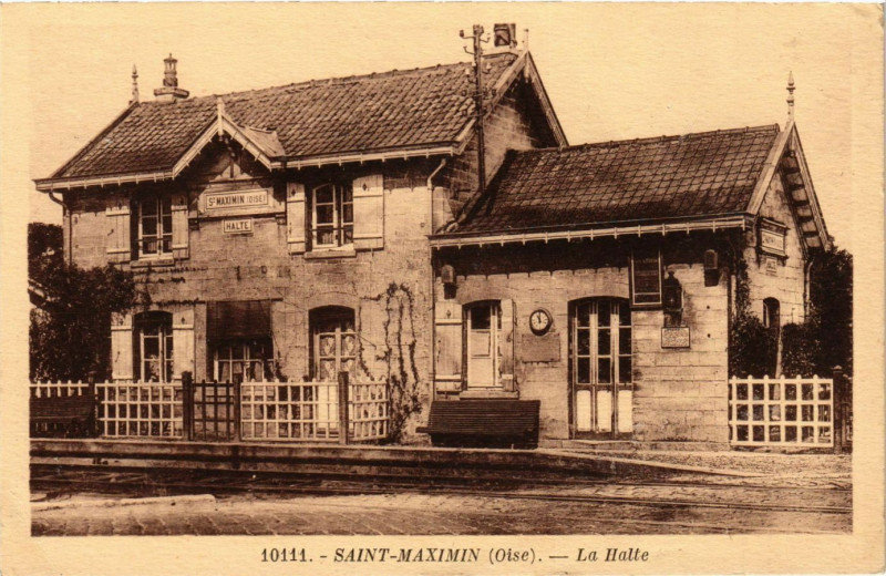 Carte postale ancienne Saint-Maximin - La Halle à Saint-Maximin
