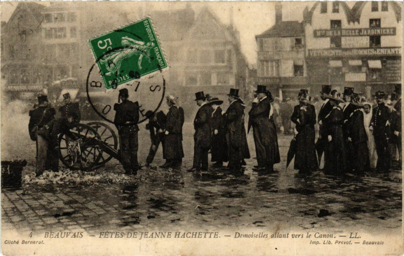 Carte postale ancienne Beauvais Fetes de Jeanne Hachette Demoiselles allant vers le Ca à Beauvais