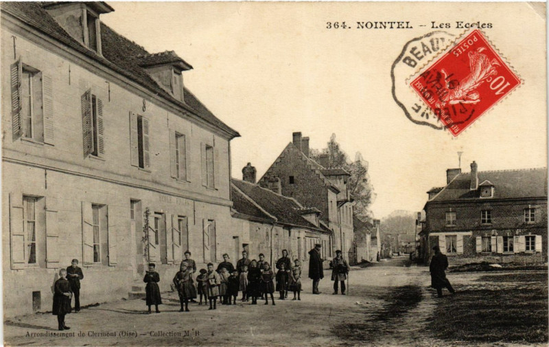 Carte postale ancienne Nointel - Les Ecoles à Nointel