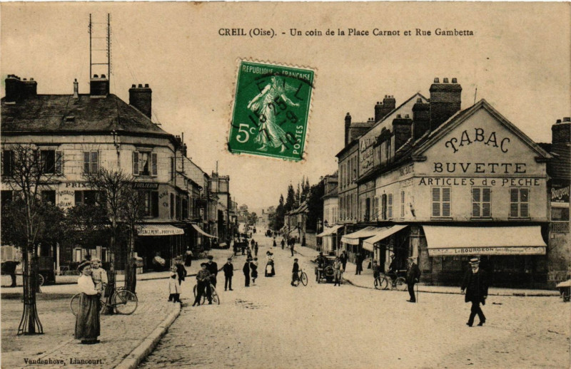 Carte postale ancienne Creil - Un coin de la Place Carnot et Rue Gambetta à Creil