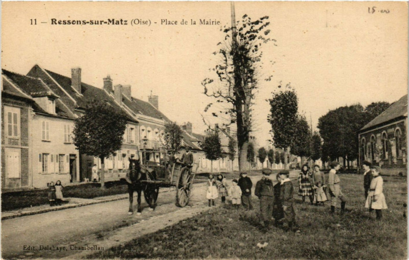 Carte postale ancienne Ressons-sur-Matz - Place de la Mairie à Ressons-sur-Matz