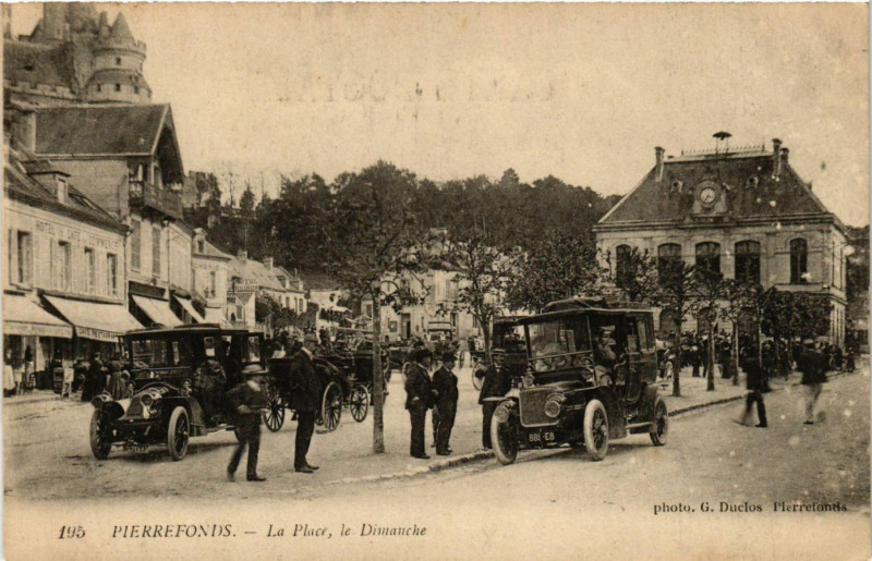 Carte postale ancienne Pierrefonds - La Place le Dimanche à Pierrefonds