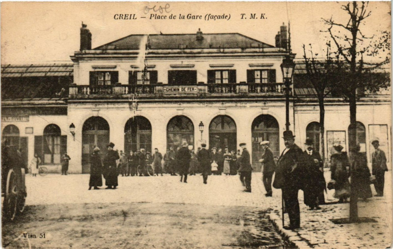 Carte postale ancienne Creil - Place de la Gare à Creil