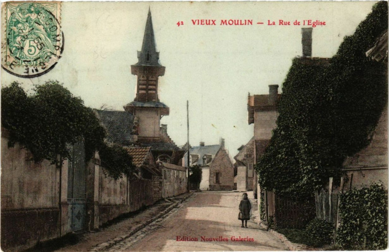 Carte postale ancienne Vieux Moulin La Rue de l'Eglise à Vieux-Moulin