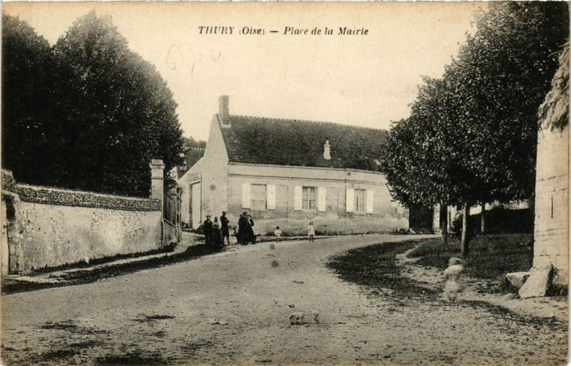 Carte postale ancienne Thury Place de la Mairie