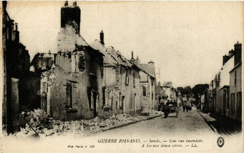 Carte postale ancienne Senlis une rue incendiée à Senlis