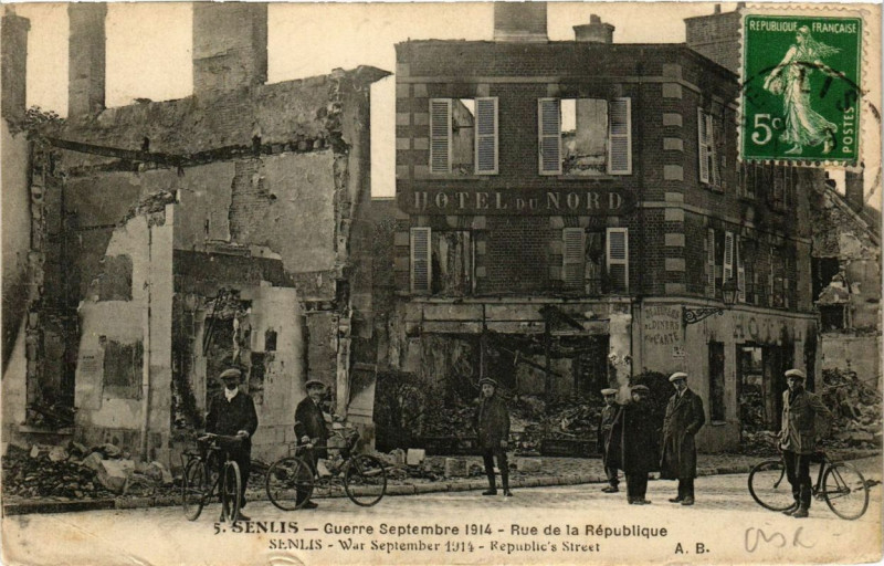 Carte postale ancienne Senlis Rue de la Republique à Senlis