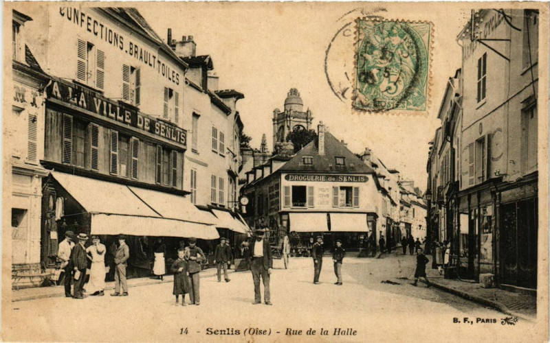 Carte postale ancienne Senlis Rue de la Halle à Senlis