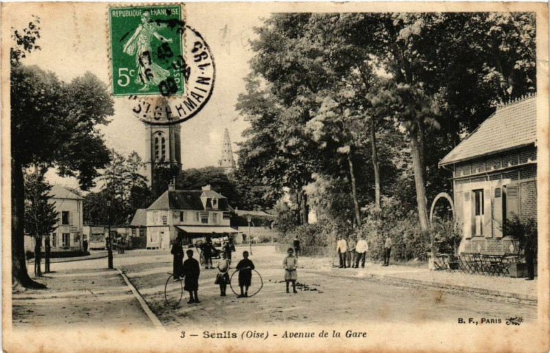 Carte postale ancienne Senlis Avenue de la Gare à Senlis
