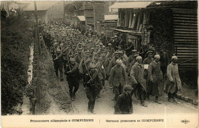 Carte postale ancienne Prisonniers allemands a Compiegne à Compiègne