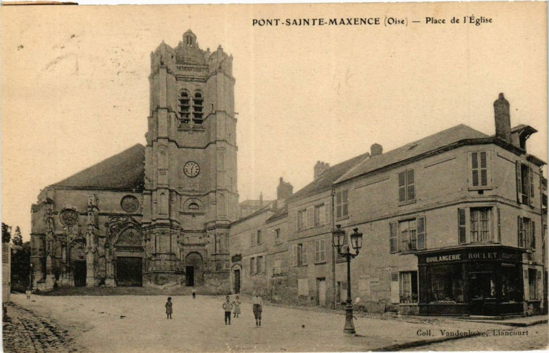 Carte postale ancienne Pont-Sainte-Maxence Place de l'Eglise à Pont-Sainte-Maxence